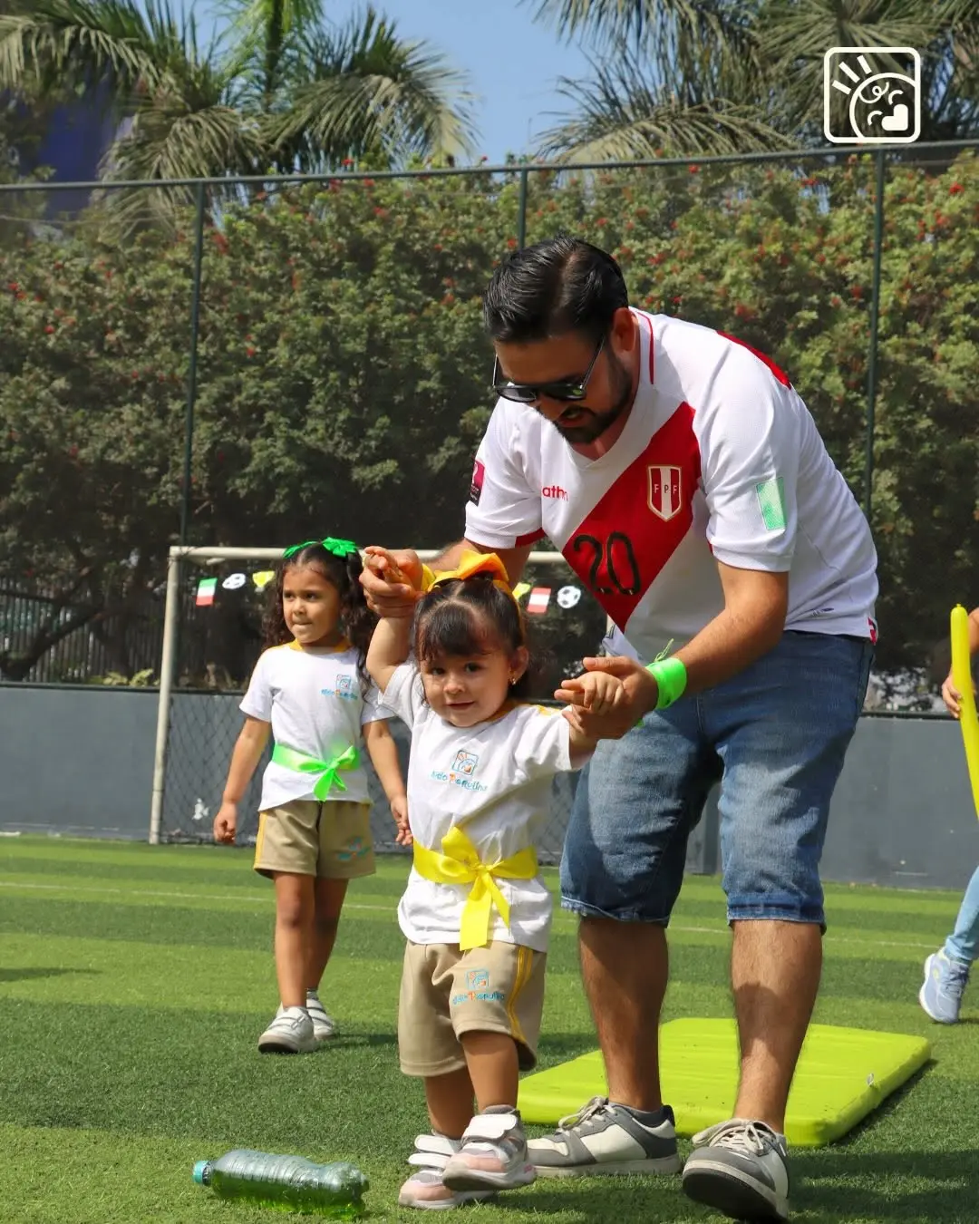 Maestras acompañando a los niños durante una actividad