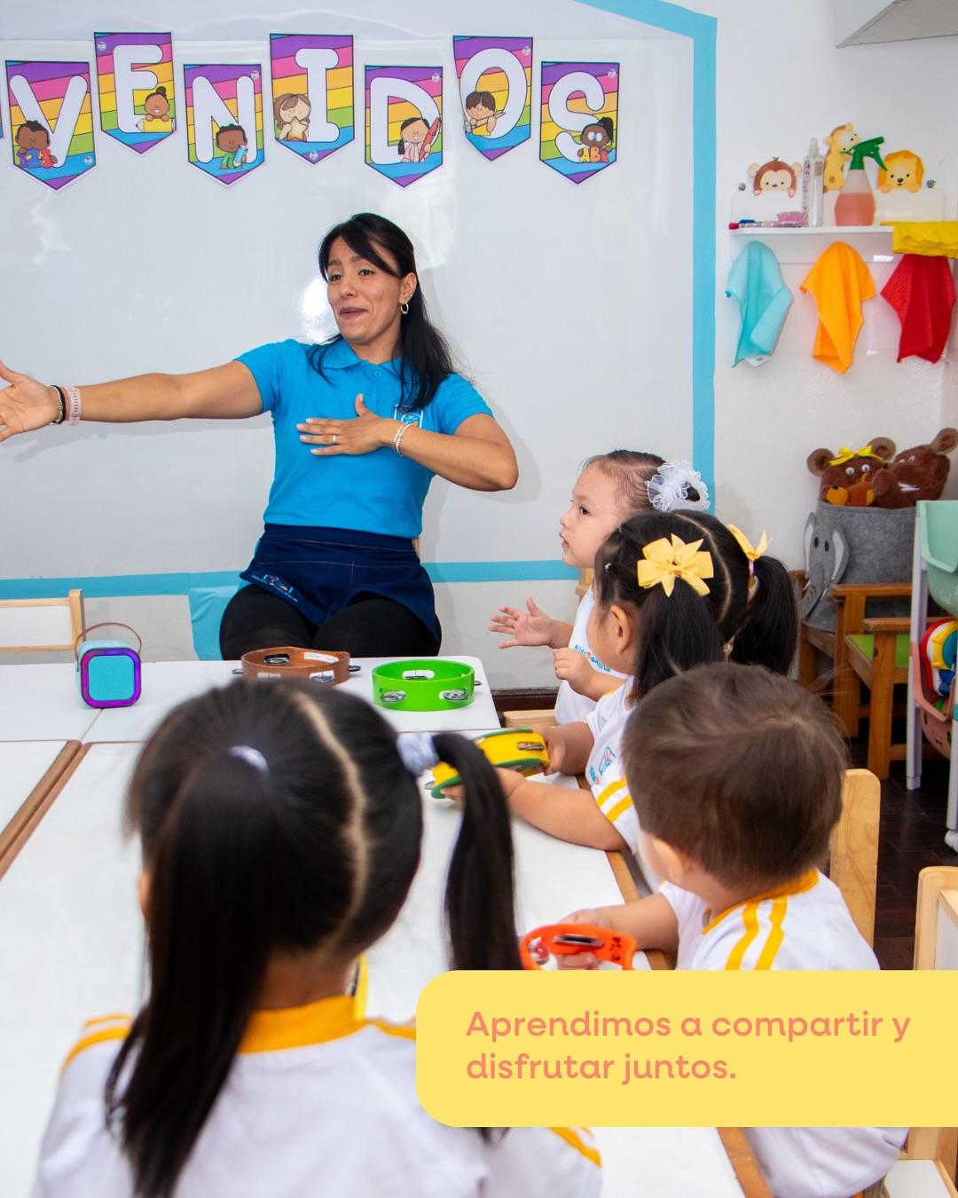 Niños felices y aprendiendo en un aula